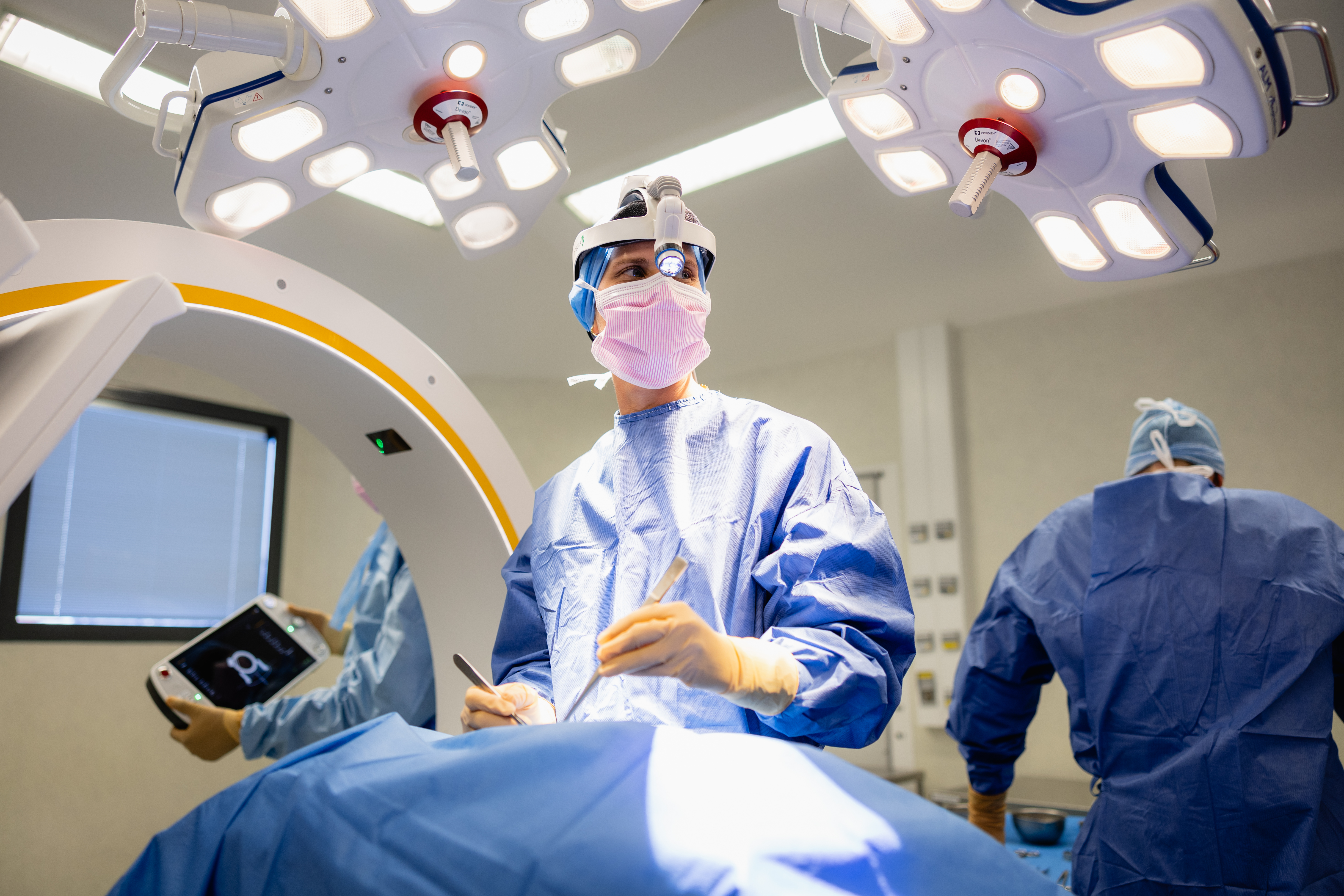 Dr Cécile Swennen au bloc opératoire ICV NOA — chirurgie du rachis à Poitiers