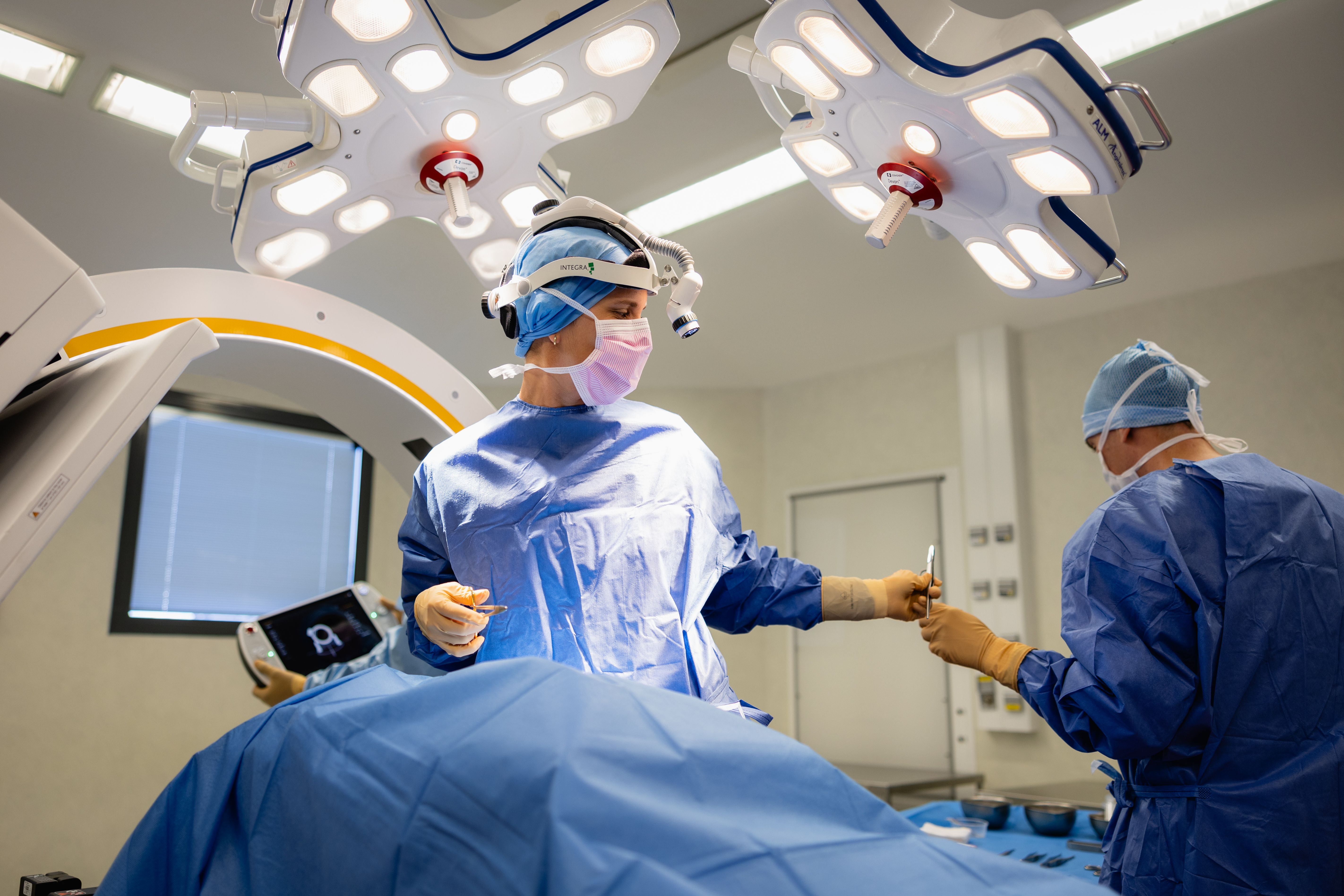 Infirmière instrumentiste en intervention du rachis