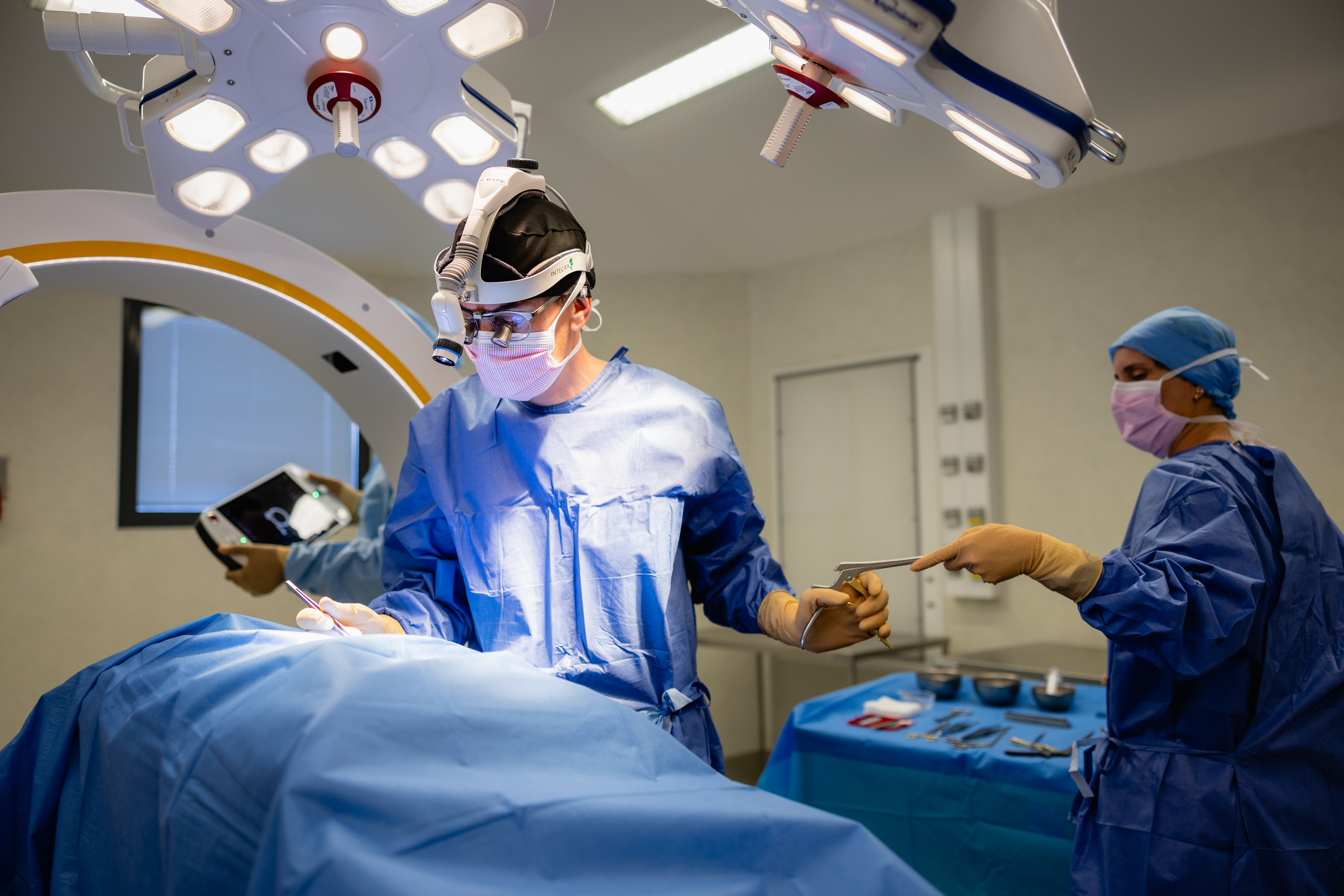Dr Simon Teyssedou au bloc opératoire — instrumentation mini-invasive du rachis