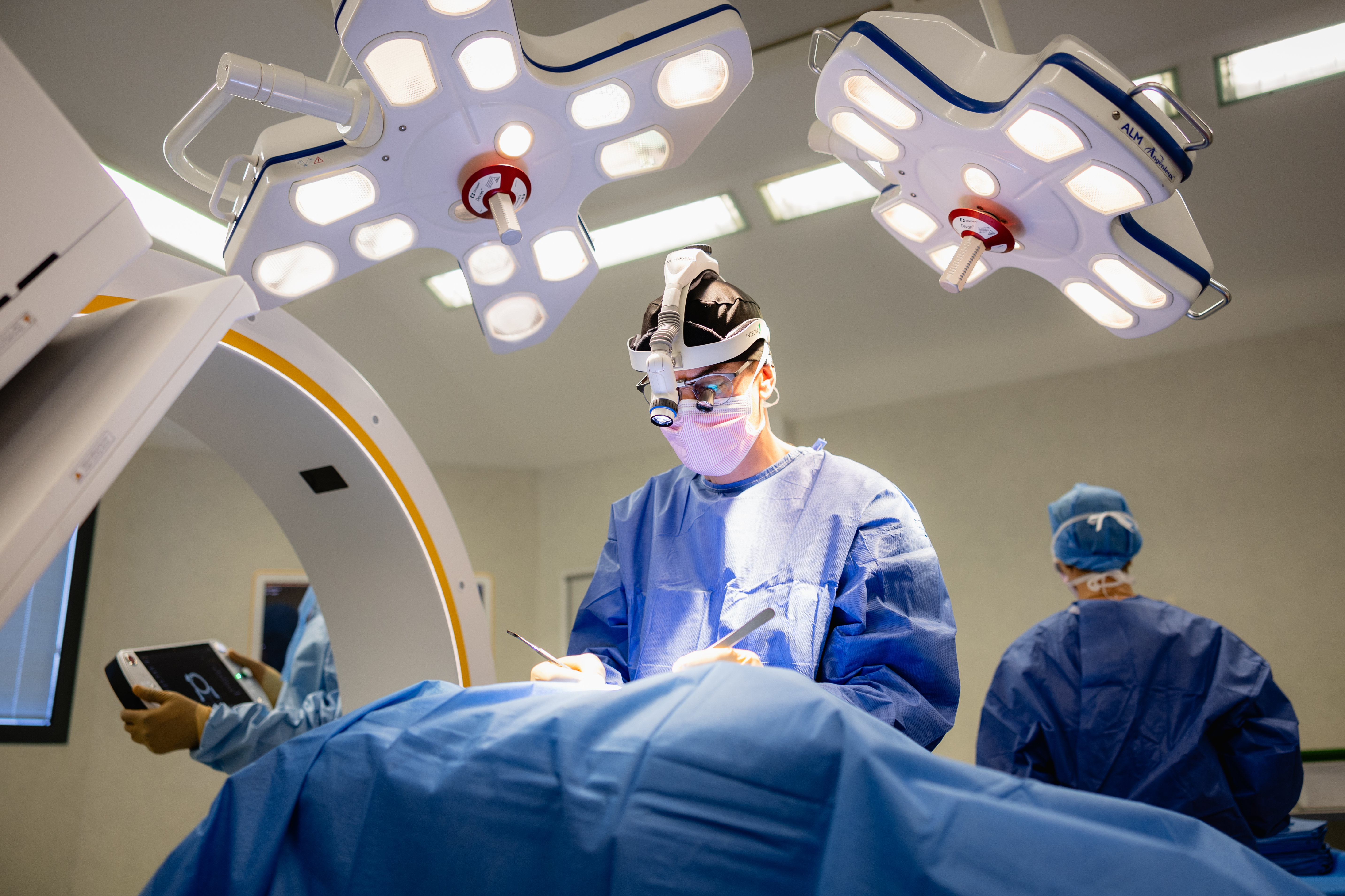 Dr Simon Teyssedou au bloc opératoire — chirurgie mini-invasive du rachis