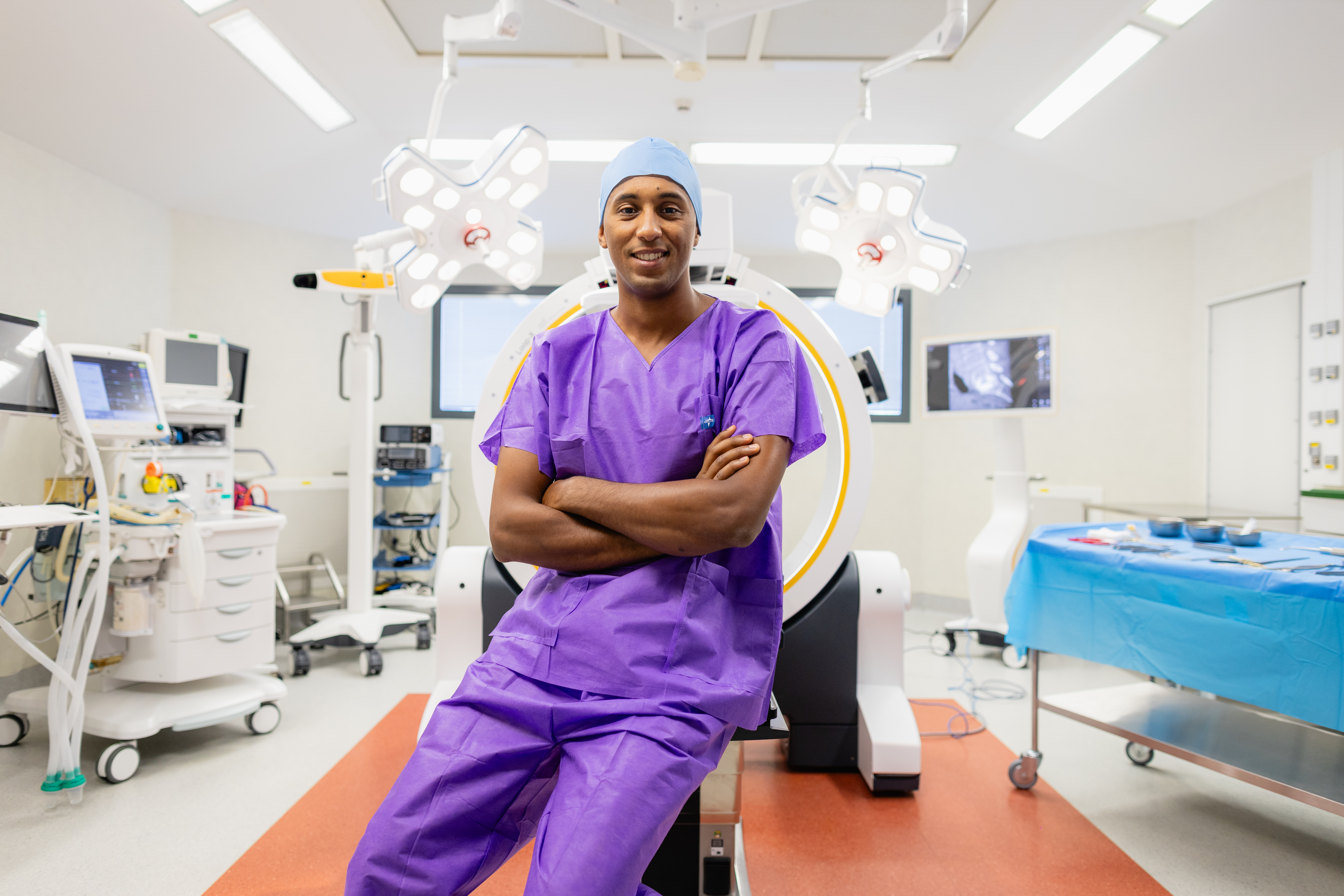 Dr Abdollah Yassine Moufid en intervention chirurgicale du rachis à Poitiers